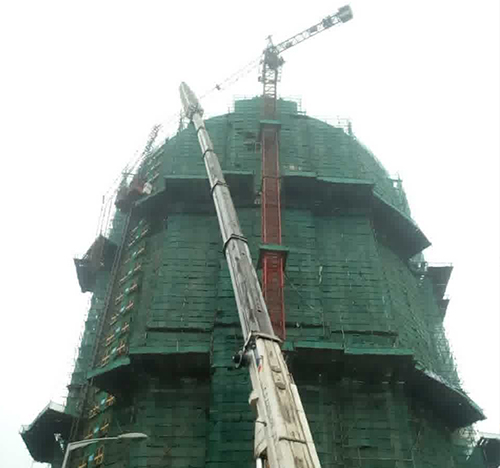 阿拉善盟吊车在工地上作业